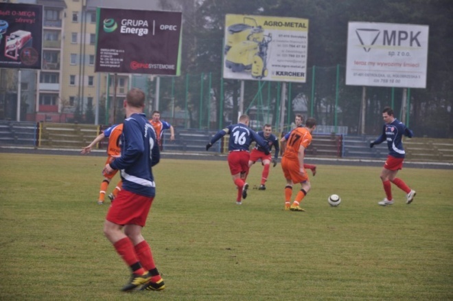 Narew Ostrołęka - Ursus Warszawa 0:3 (20.11.2011) - zdjęcie #17 - eOstroleka.pl