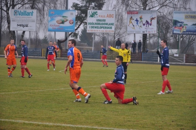 Narew Ostrołęka - Ursus Warszawa 0:3 (20.11.2011) - zdjęcie #13 - eOstroleka.pl