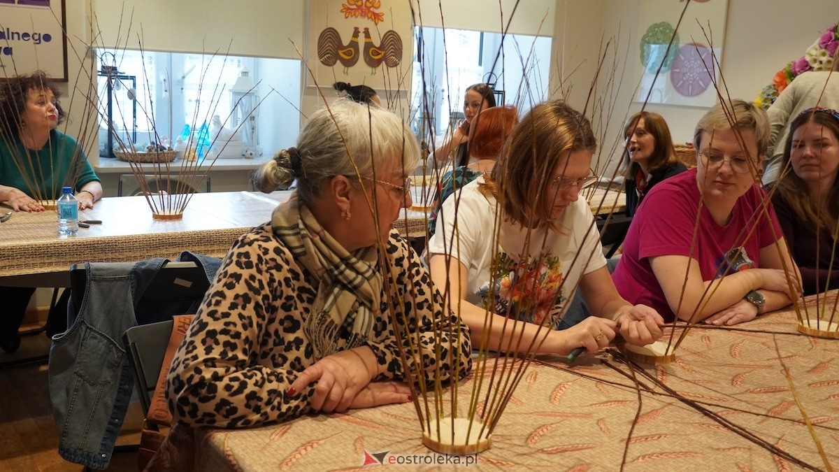 Warsztaty wikliniarskie Koszyk z wikliny w Muzeum Kultury Kurpiowskiej [22.03.2026] - zdjęcie #31 - eOstroleka.pl