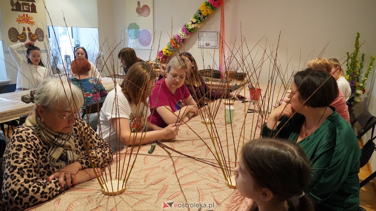 Warsztaty wikliniarskie Koszyk z wikliny w Muzeum Kultury Kurpiowskiej [22.03.2026] - zdjęcie #30 - eOstroleka.pl