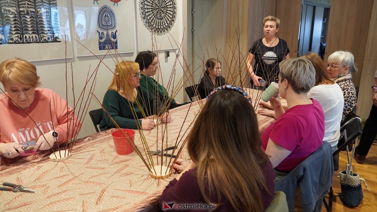 Warsztaty wikliniarskie Koszyk z wikliny w Muzeum Kultury Kurpiowskiej [22.03.2026] - zdjęcie #15 - eOstroleka.pl