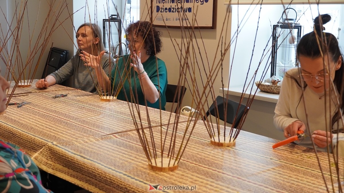 Warsztaty wikliniarskie Koszyk z wikliny w Muzeum Kultury Kurpiowskiej [22.03.2026] - zdjęcie #12 - eOstroleka.pl