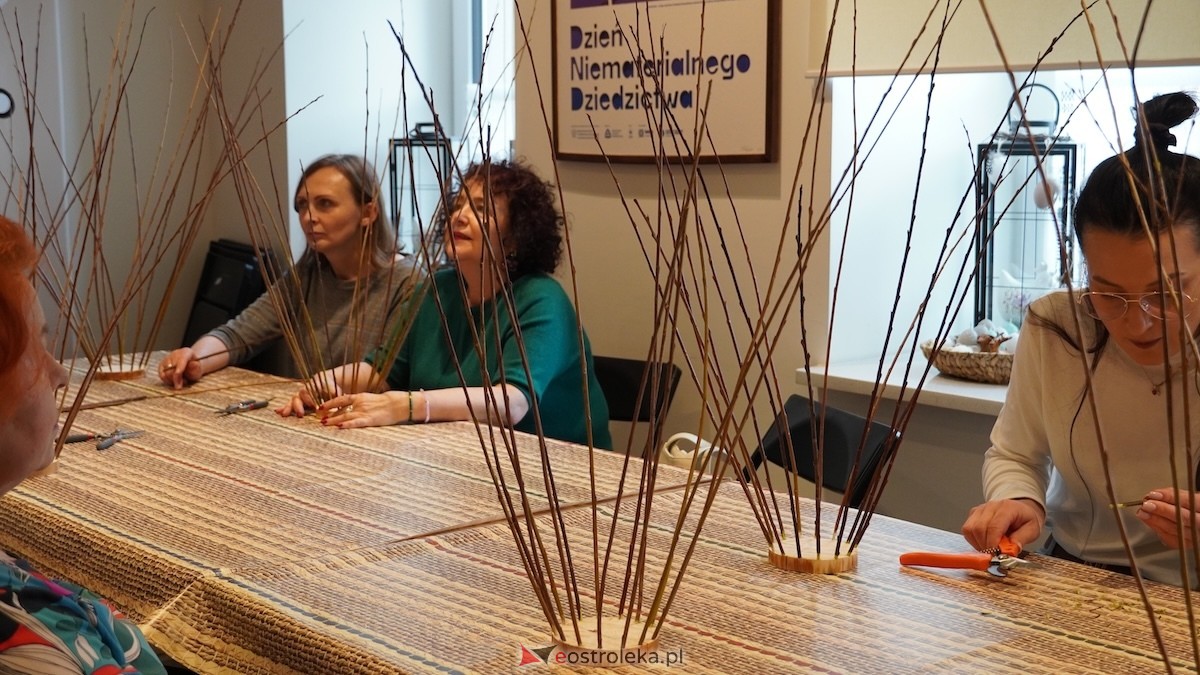 Warsztaty wikliniarskie Koszyk z wikliny w Muzeum Kultury Kurpiowskiej [22.03.2026] - zdjęcie #10 - eOstroleka.pl