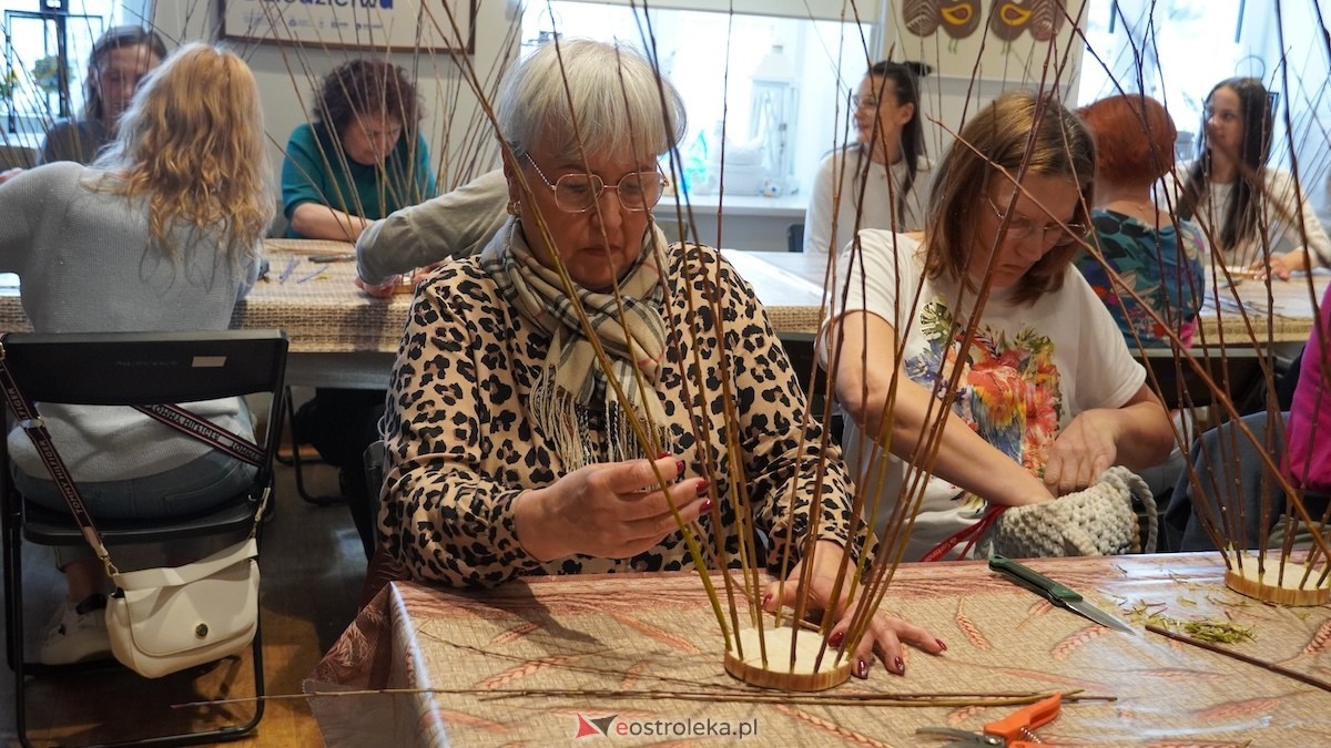 Warsztaty wikliniarskie Koszyk z wikliny w Muzeum Kultury Kurpiowskiej [22.03.2026] - zdjęcie #4 - eOstroleka.pl