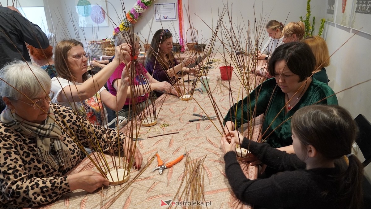 Warsztaty wikliniarskie Koszyk z wikliny w Muzeum Kultury Kurpiowskiej [22.03.2026] - zdjęcie #3 - eOstroleka.pl