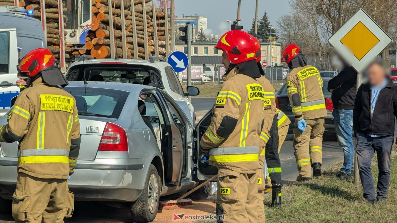 Wypadek na Alei Wojska Polskiego w Ostrołęce [24.03.2026] - zdjęcie #16 - eOstroleka.pl