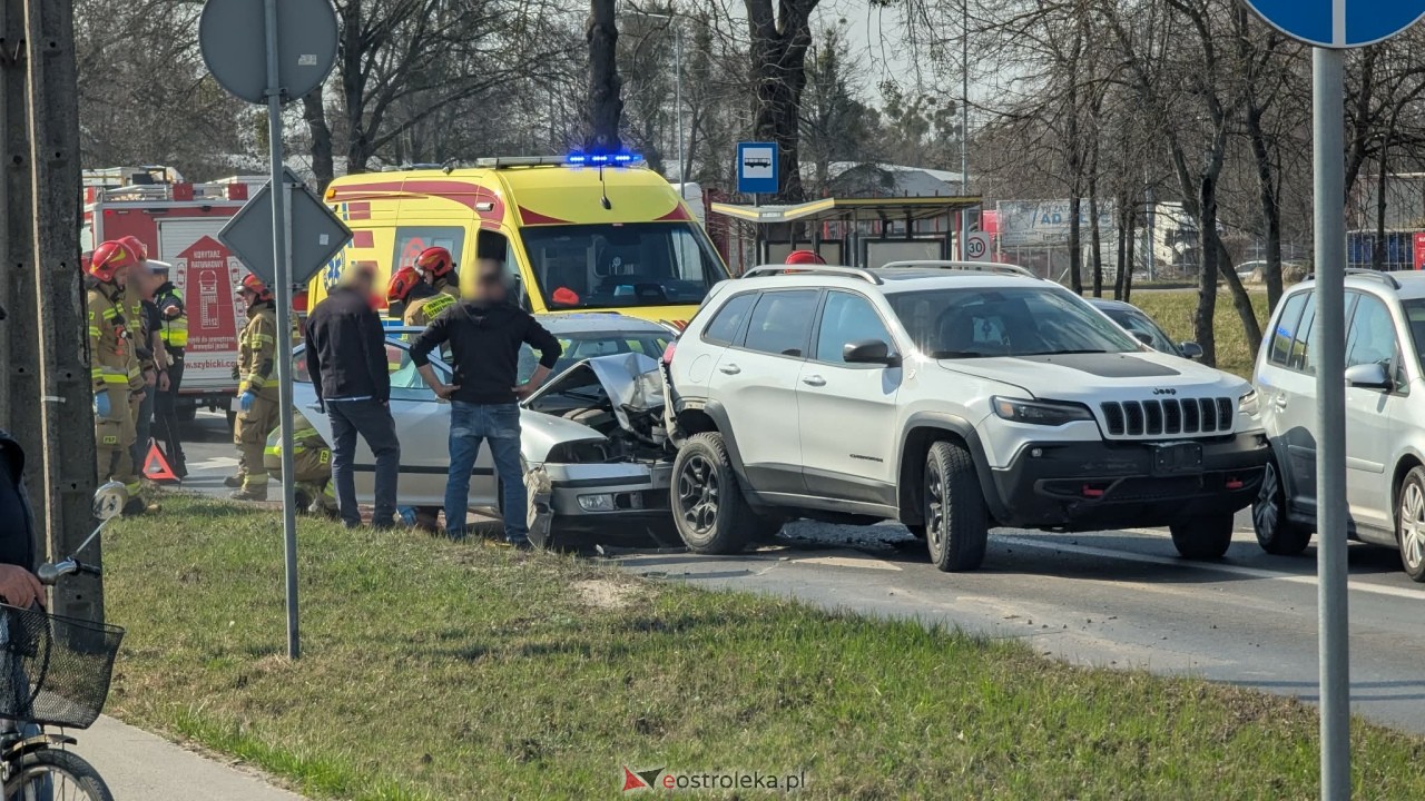 Wypadek na Alei Wojska Polskiego w Ostrołęce [24.03.2026] - zdjęcie #14 - eOstroleka.pl