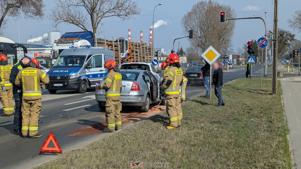 Wypadek na Alei Wojska Polskiego w Ostrołęce [24.03.2026] - zdjęcie #10 - eOstroleka.pl