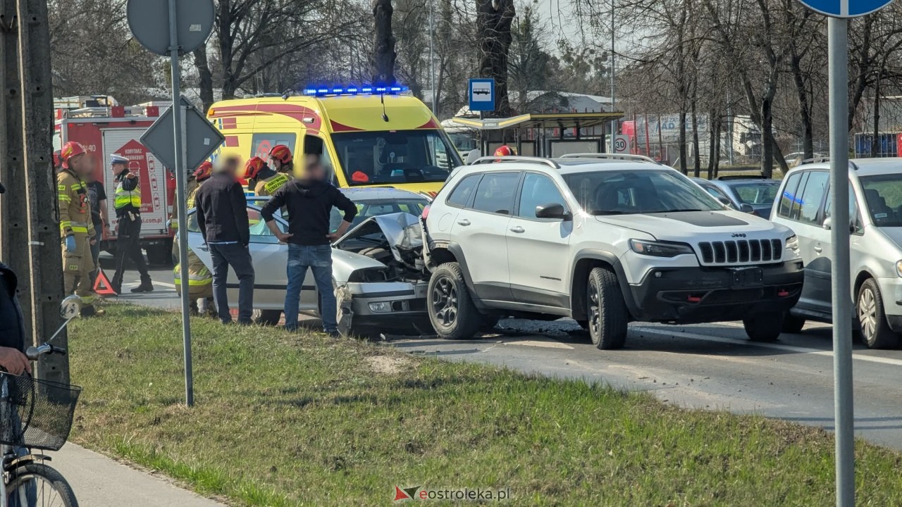 Wypadek na Alei Wojska Polskiego w Ostrołęce [24.03.2026] - zdjęcie #1 - eOstroleka.pl