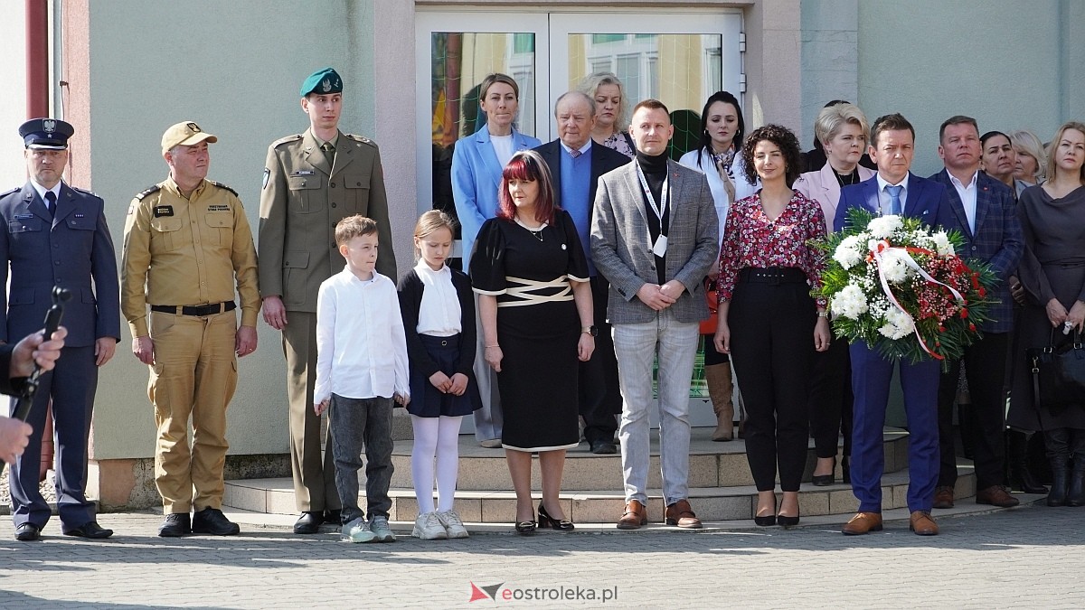 Otwarcie wystawy „Dla Ciebie zginął żołnierz, strażak, policjant, a dla nich tata” w SP w Rzekuniu [24.03.2026] - zdjęcie #124 - eOstroleka.pl