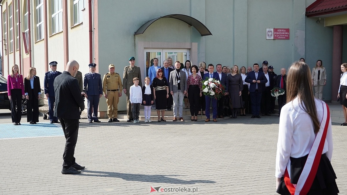 Otwarcie wystawy „Dla Ciebie zginął żołnierz, strażak, policjant, a dla nich tata” w SP w Rzekuniu [24.03.2026] - zdjęcie #122 - eOstroleka.pl