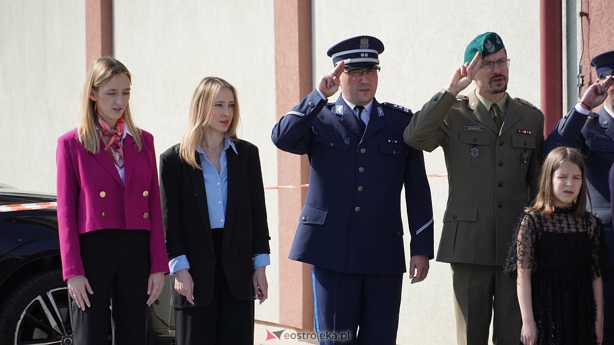Otwarcie wystawy „Dla Ciebie zginął żołnierz, strażak, policjant, a dla nich tata” w SP w Rzekuniu [24.03.2026] - zdjęcie #118 - eOstroleka.pl