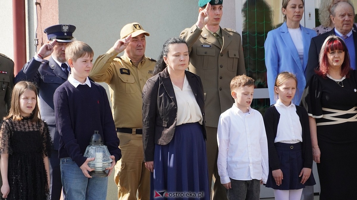 Otwarcie wystawy „Dla Ciebie zginął żołnierz, strażak, policjant, a dla nich tata” w SP w Rzekuniu [24.03.2026] - zdjęcie #116 - eOstroleka.pl