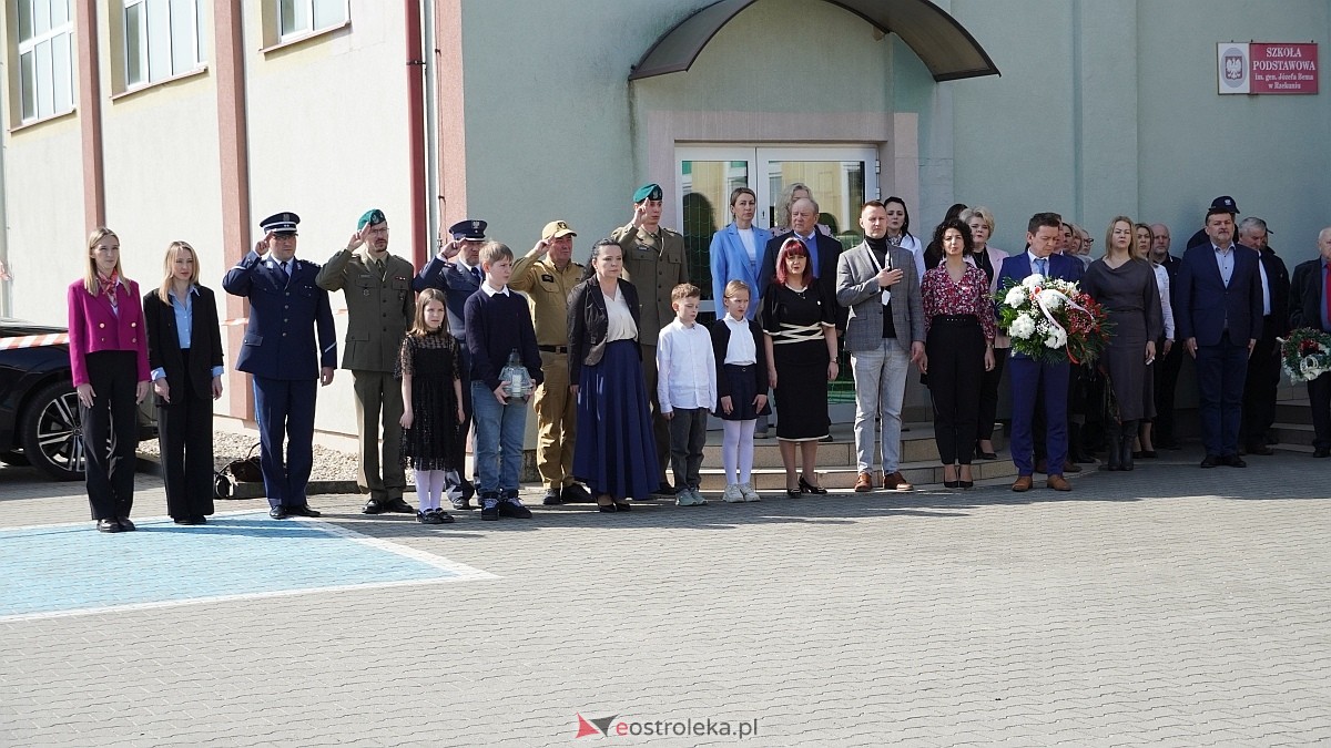 Otwarcie wystawy „Dla Ciebie zginął żołnierz, strażak, policjant, a dla nich tata” w SP w Rzekuniu [24.03.2026] - zdjęcie #109 - eOstroleka.pl