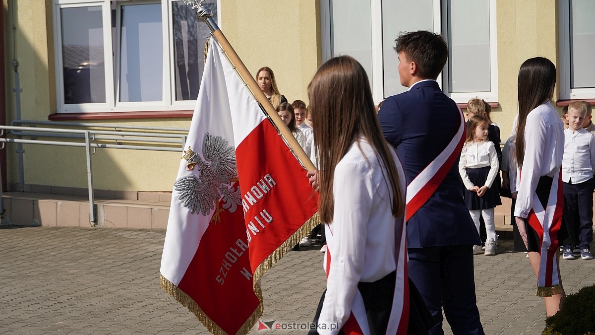 Otwarcie wystawy „Dla Ciebie zginął żołnierz, strażak, policjant, a dla nich tata” w SP w Rzekuniu [24.03.2026] - zdjęcie #107 - eOstroleka.pl