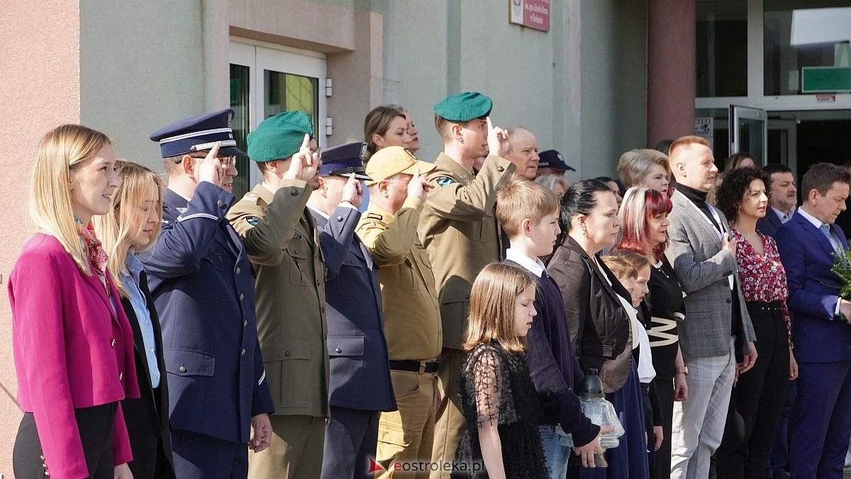 Otwarcie wystawy „Dla Ciebie zginął żołnierz, strażak, policjant, a dla nich tata” w SP w Rzekuniu [24.03.2026] - zdjęcie #105 - eOstroleka.pl