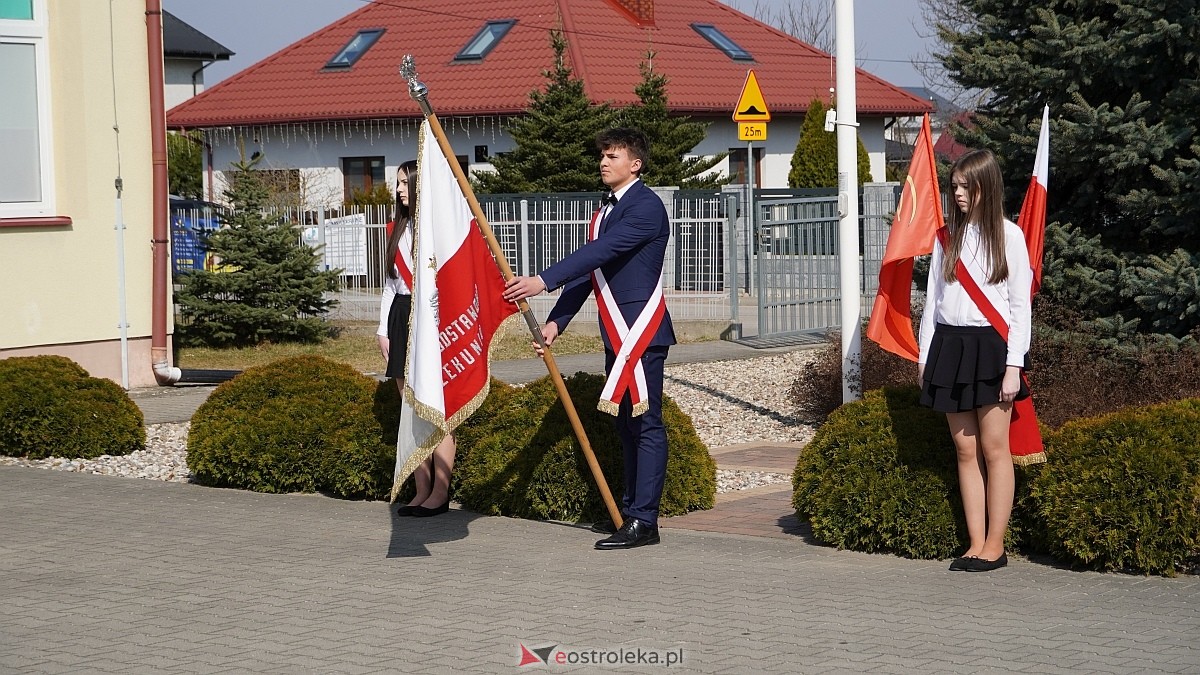 Otwarcie wystawy „Dla Ciebie zginął żołnierz, strażak, policjant, a dla nich tata” w SP w Rzekuniu [24.03.2026] - zdjęcie #97 - eOstroleka.pl