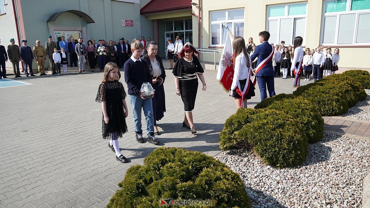 Otwarcie wystawy „Dla Ciebie zginął żołnierz, strażak, policjant, a dla nich tata” w SP w Rzekuniu [24.03.2026] - zdjęcie #87 - eOstroleka.pl