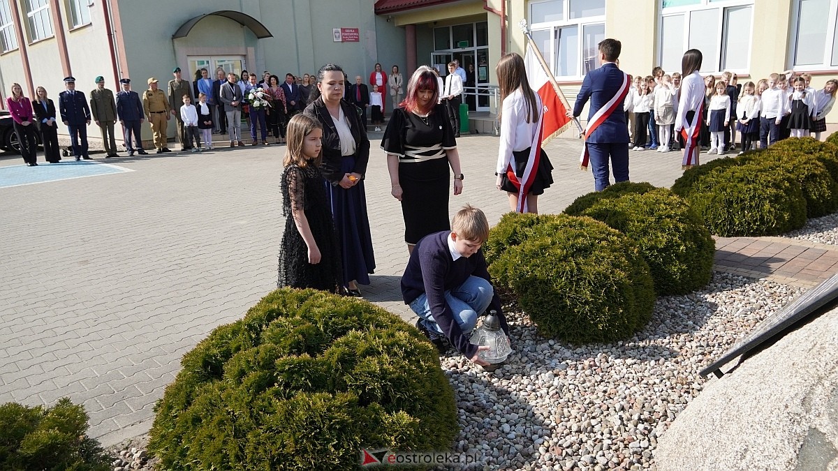 Otwarcie wystawy „Dla Ciebie zginął żołnierz, strażak, policjant, a dla nich tata” w SP w Rzekuniu [24.03.2026] - zdjęcie #85 - eOstroleka.pl