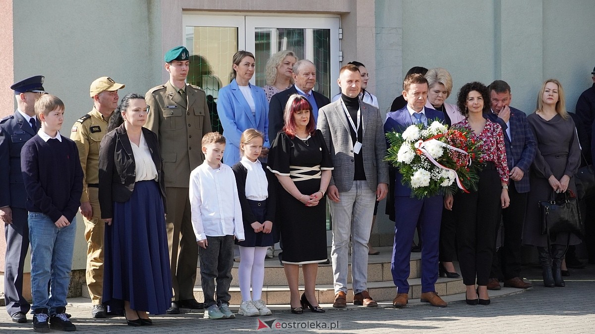 Otwarcie wystawy „Dla Ciebie zginął żołnierz, strażak, policjant, a dla nich tata” w SP w Rzekuniu [24.03.2026] - zdjęcie #83 - eOstroleka.pl
