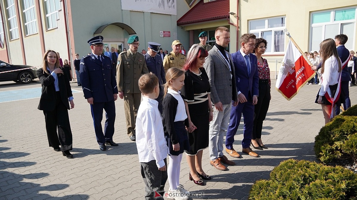 Otwarcie wystawy „Dla Ciebie zginął żołnierz, strażak, policjant, a dla nich tata” w SP w Rzekuniu [24.03.2026] - zdjęcie #73 - eOstroleka.pl