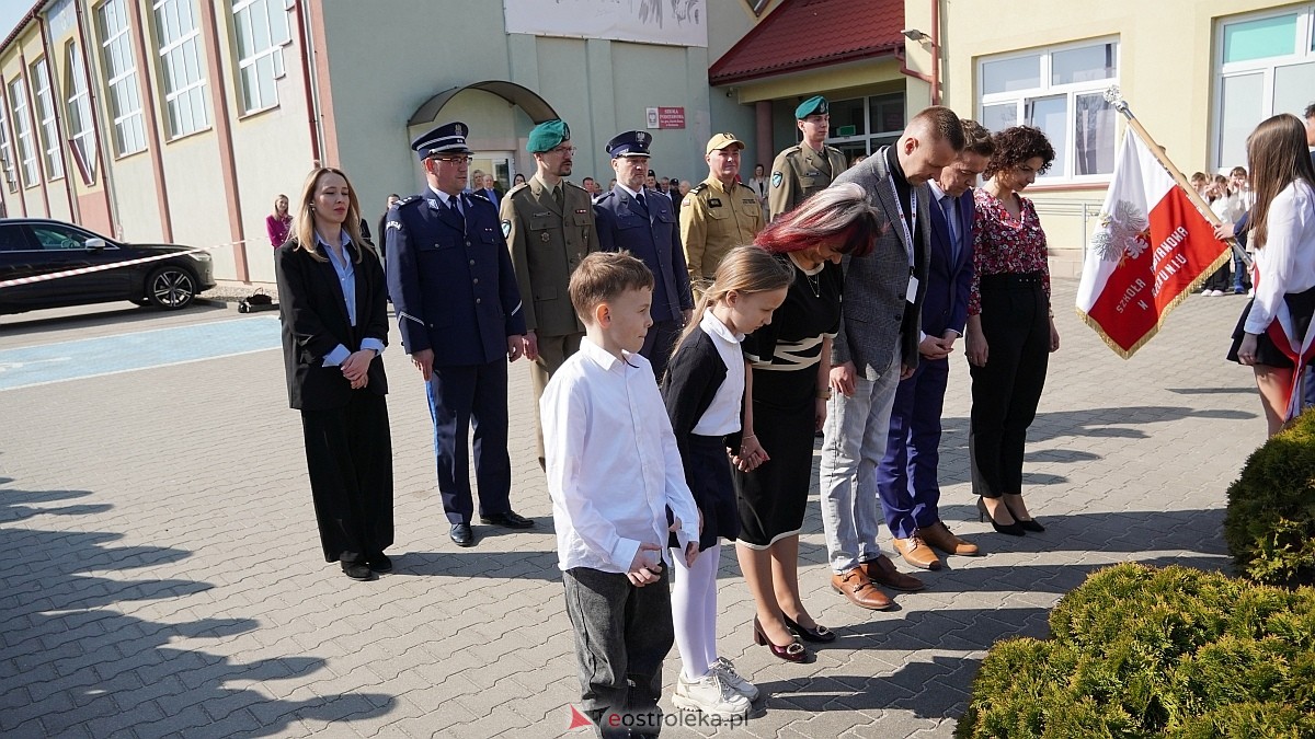 Otwarcie wystawy „Dla Ciebie zginął żołnierz, strażak, policjant, a dla nich tata” w SP w Rzekuniu [24.03.2026] - zdjęcie #71 - eOstroleka.pl