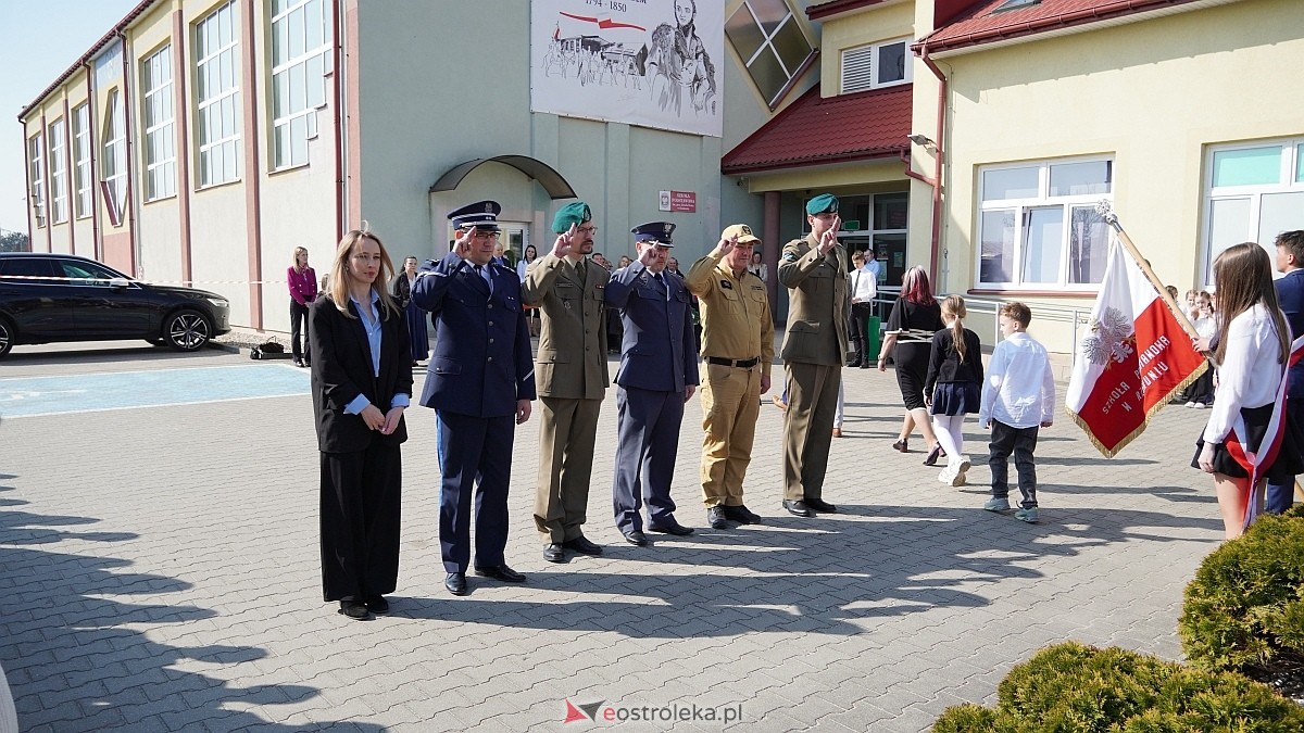 Otwarcie wystawy „Dla Ciebie zginął żołnierz, strażak, policjant, a dla nich tata” w SP w Rzekuniu [24.03.2026] - zdjęcie #69 - eOstroleka.pl