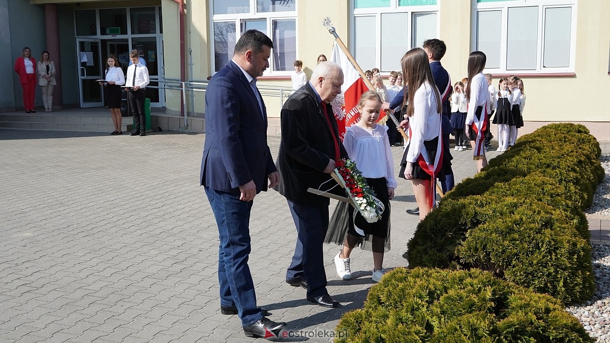 Otwarcie wystawy „Dla Ciebie zginął żołnierz, strażak, policjant, a dla nich tata” w SP w Rzekuniu [24.03.2026] - zdjęcie #67 - eOstroleka.pl