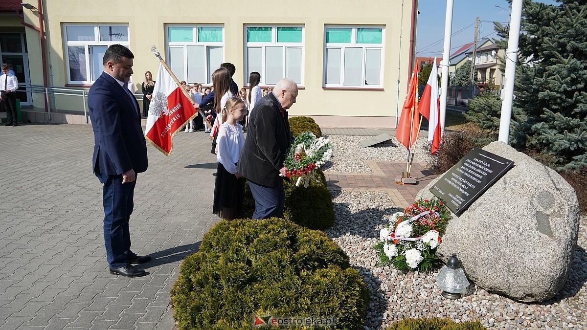 Otwarcie wystawy „Dla Ciebie zginął żołnierz, strażak, policjant, a dla nich tata” w SP w Rzekuniu [24.03.2026] - zdjęcie #65 - eOstroleka.pl