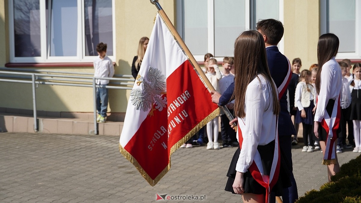 Otwarcie wystawy „Dla Ciebie zginął żołnierz, strażak, policjant, a dla nich tata” w SP w Rzekuniu [24.03.2026] - zdjęcie #61 - eOstroleka.pl