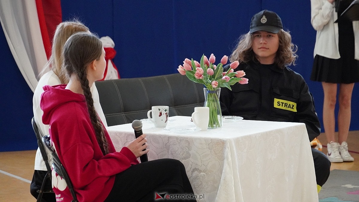 Otwarcie wystawy „Dla Ciebie zginął żołnierz, strażak, policjant, a dla nich tata” w SP w Rzekuniu [24.03.2026] - zdjęcie #43 - eOstroleka.pl