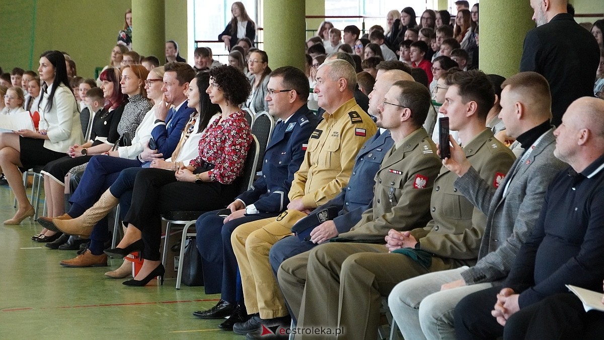 Otwarcie wystawy „Dla Ciebie zginął żołnierz, strażak, policjant, a dla nich tata” w SP w Rzekuniu [24.03.2026] - zdjęcie #33 - eOstroleka.pl