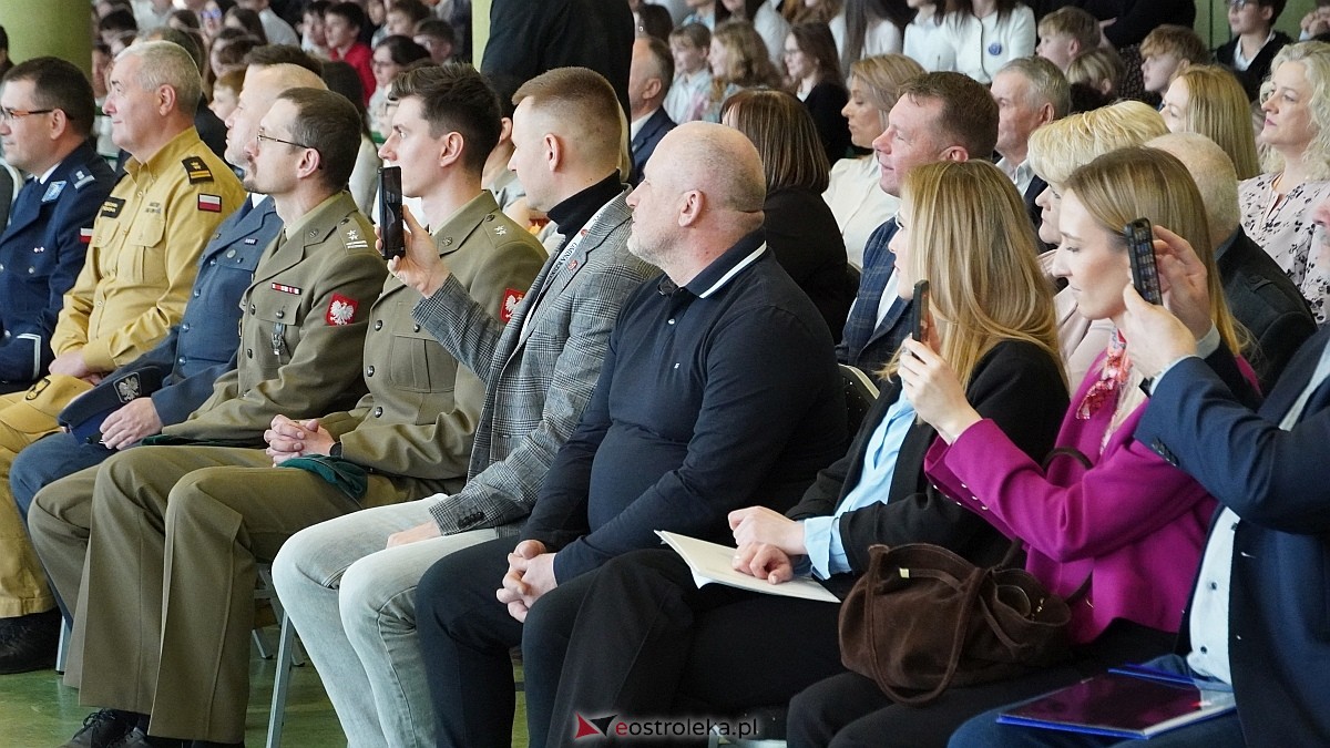 Otwarcie wystawy „Dla Ciebie zginął żołnierz, strażak, policjant, a dla nich tata” w SP w Rzekuniu [24.03.2026] - zdjęcie #31 - eOstroleka.pl