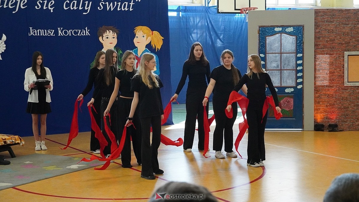 Otwarcie wystawy „Dla Ciebie zginął żołnierz, strażak, policjant, a dla nich tata” w SP w Rzekuniu [24.03.2026] - zdjęcie #19 - eOstroleka.pl