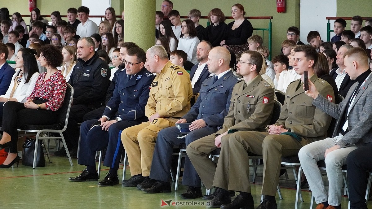 Otwarcie wystawy „Dla Ciebie zginął żołnierz, strażak, policjant, a dla nich tata” w SP w Rzekuniu [24.03.2026] - zdjęcie #108 - eOstroleka.pl