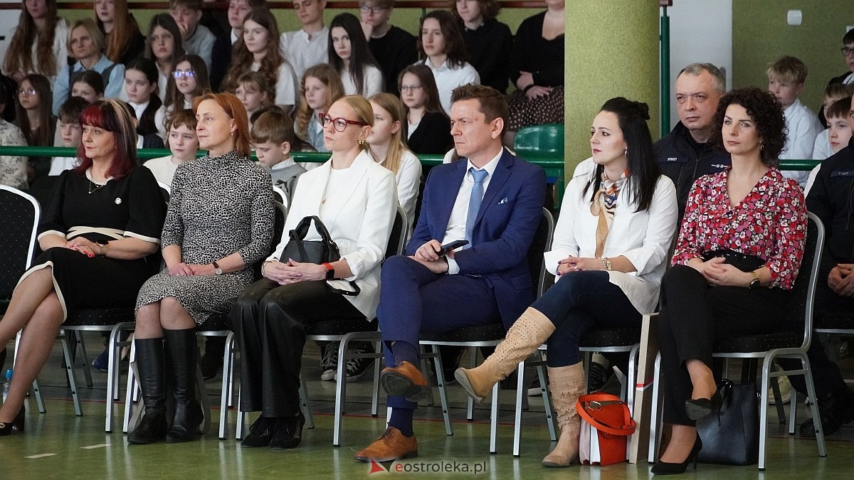 Otwarcie wystawy „Dla Ciebie zginął żołnierz, strażak, policjant, a dla nich tata” w SP w Rzekuniu [24.03.2026] - zdjęcie #104 - eOstroleka.pl