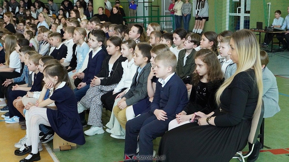 Otwarcie wystawy „Dla Ciebie zginął żołnierz, strażak, policjant, a dla nich tata” w SP w Rzekuniu [24.03.2026] - zdjęcie #102 - eOstroleka.pl