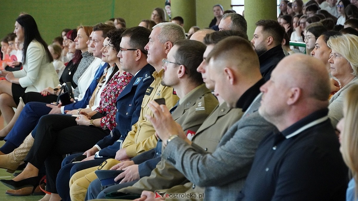 Otwarcie wystawy „Dla Ciebie zginął żołnierz, strażak, policjant, a dla nich tata” w SP w Rzekuniu [24.03.2026] - zdjęcie #96 - eOstroleka.pl