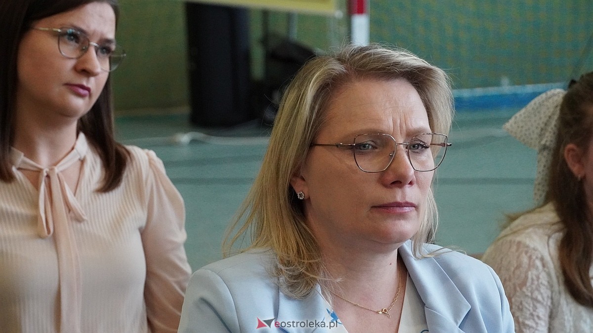 Otwarcie wystawy „Dla Ciebie zginął żołnierz, strażak, policjant, a dla nich tata” w SP w Rzekuniu [24.03.2026] - zdjęcie #80 - eOstroleka.pl