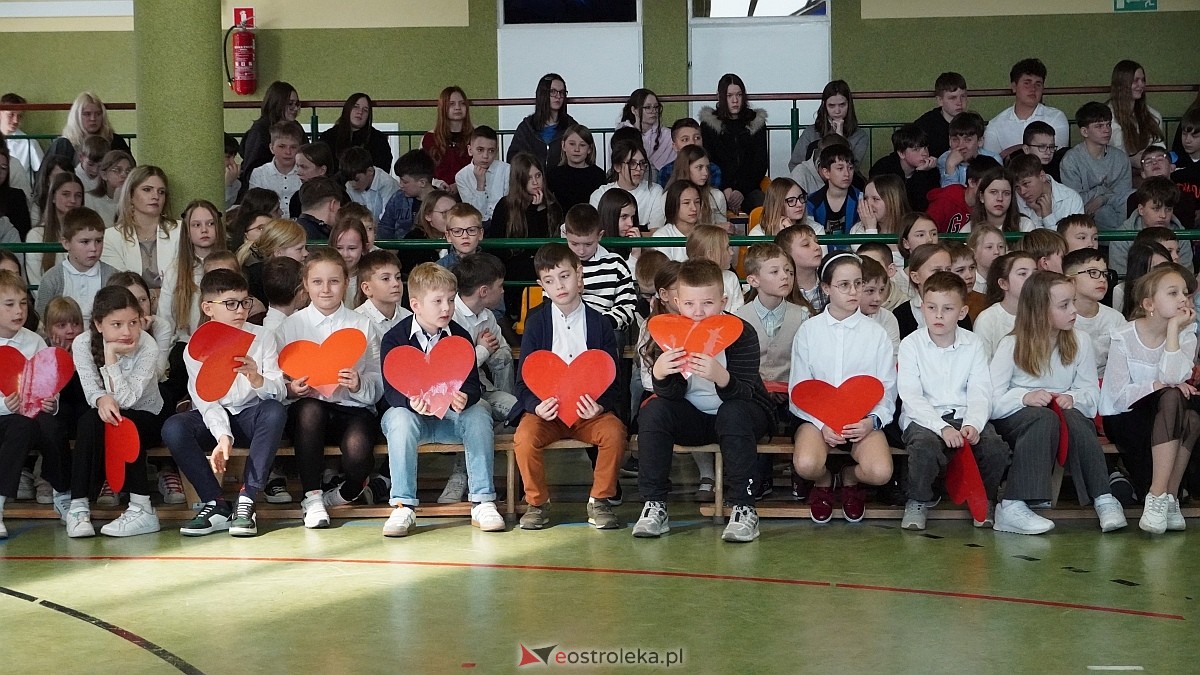 Otwarcie wystawy „Dla Ciebie zginął żołnierz, strażak, policjant, a dla nich tata” w SP w Rzekuniu [24.03.2026] - zdjęcie #70 - eOstroleka.pl