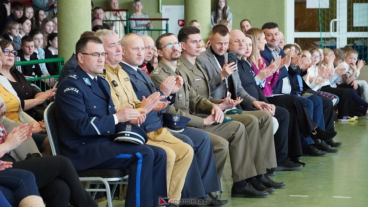 Otwarcie wystawy „Dla Ciebie zginął żołnierz, strażak, policjant, a dla nich tata” w SP w Rzekuniu [24.03.2026] - zdjęcie #56 - eOstroleka.pl