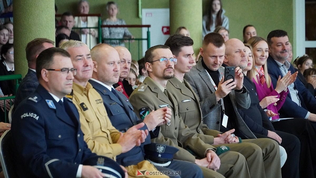 Otwarcie wystawy „Dla Ciebie zginął żołnierz, strażak, policjant, a dla nich tata” w SP w Rzekuniu [24.03.2026] - zdjęcie #54 - eOstroleka.pl