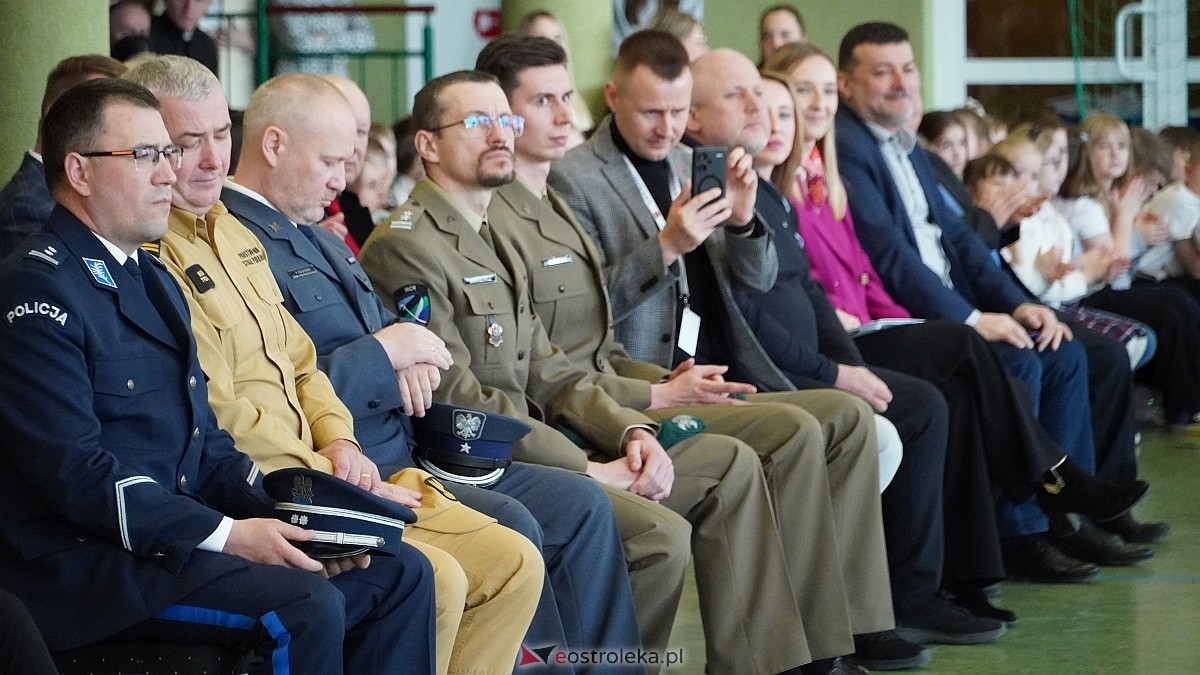 Otwarcie wystawy „Dla Ciebie zginął żołnierz, strażak, policjant, a dla nich tata” w SP w Rzekuniu [24.03.2026] - zdjęcie #52 - eOstroleka.pl