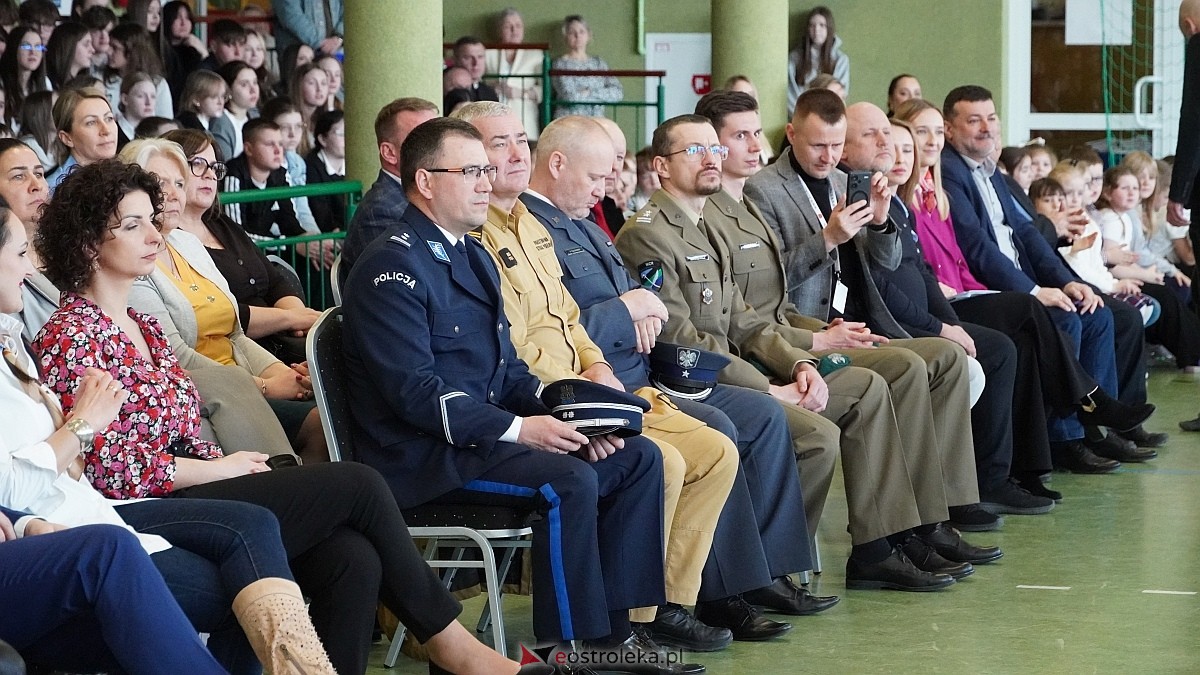 Otwarcie wystawy „Dla Ciebie zginął żołnierz, strażak, policjant, a dla nich tata” w SP w Rzekuniu [24.03.2026] - zdjęcie #50 - eOstroleka.pl