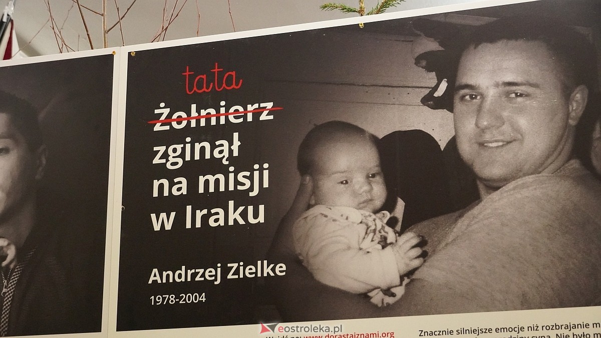 Otwarcie wystawy „Dla Ciebie zginął żołnierz, strażak, policjant, a dla nich tata” w SP w Rzekuniu [24.03.2026] - zdjęcie #18 - eOstroleka.pl