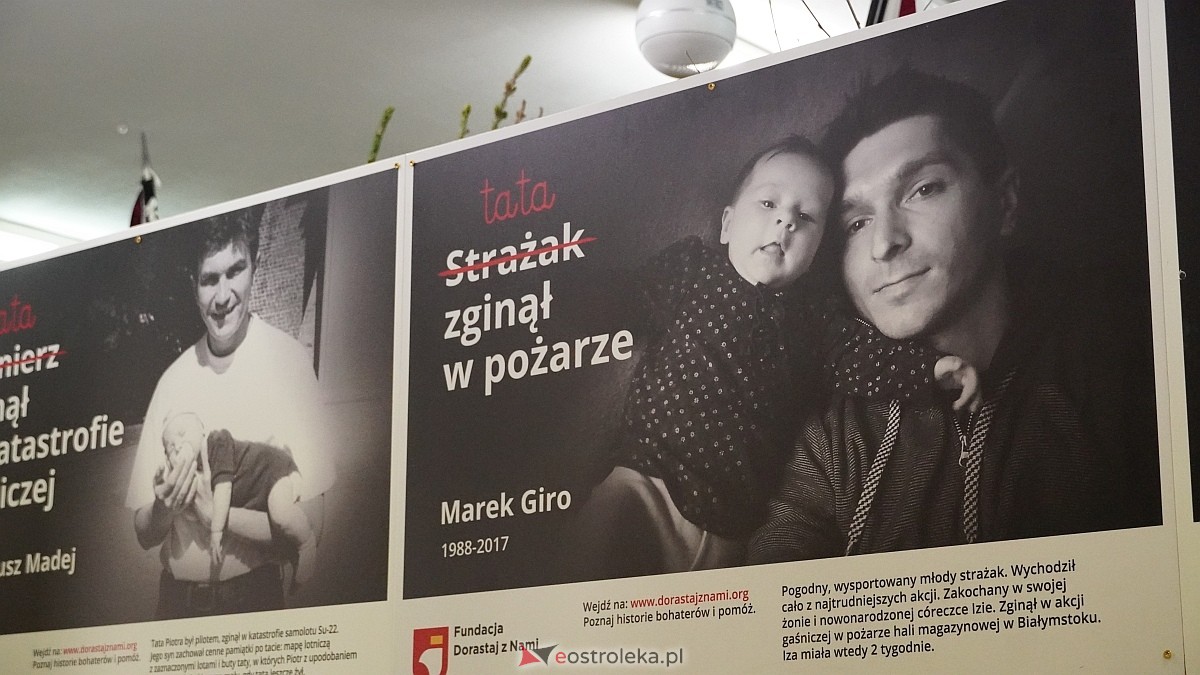 Otwarcie wystawy „Dla Ciebie zginął żołnierz, strażak, policjant, a dla nich tata” w SP w Rzekuniu [24.03.2026] - zdjęcie #16 - eOstroleka.pl