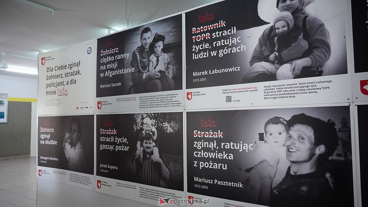 Otwarcie wystawy „Dla Ciebie zginął żołnierz, strażak, policjant, a dla nich tata” w SP w Rzekuniu [24.03.2026] - zdjęcie #14 - eOstroleka.pl