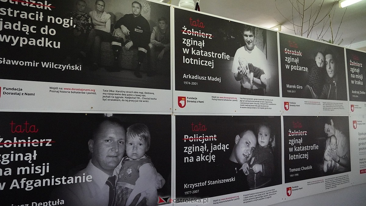 Otwarcie wystawy „Dla Ciebie zginął żołnierz, strażak, policjant, a dla nich tata” w SP w Rzekuniu [24.03.2026] - zdjęcie #12 - eOstroleka.pl