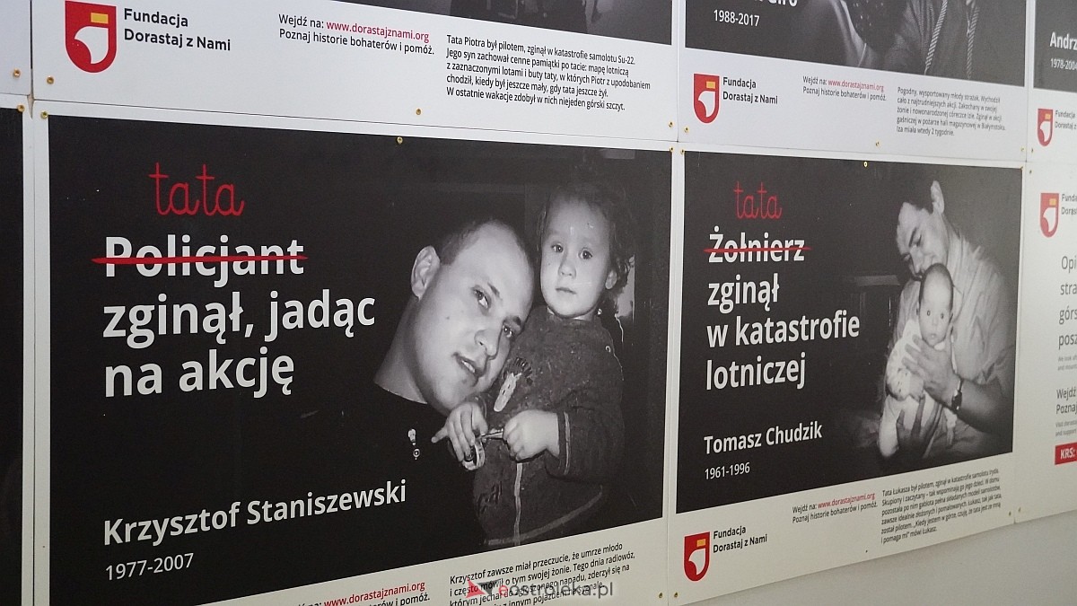 Otwarcie wystawy „Dla Ciebie zginął żołnierz, strażak, policjant, a dla nich tata” w SP w Rzekuniu [24.03.2026] - zdjęcie #10 - eOstroleka.pl