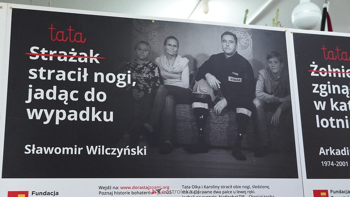 Otwarcie wystawy „Dla Ciebie zginął żołnierz, strażak, policjant, a dla nich tata” w SP w Rzekuniu [24.03.2026] - zdjęcie #8 - eOstroleka.pl